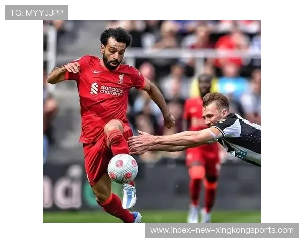 纽卡斯尔联外线快推接连冲破防守